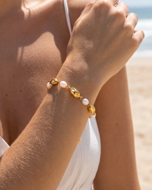 studio-ai bracelet-cast-freshwater-pearl-bracelet_studio2_a1+solo.png