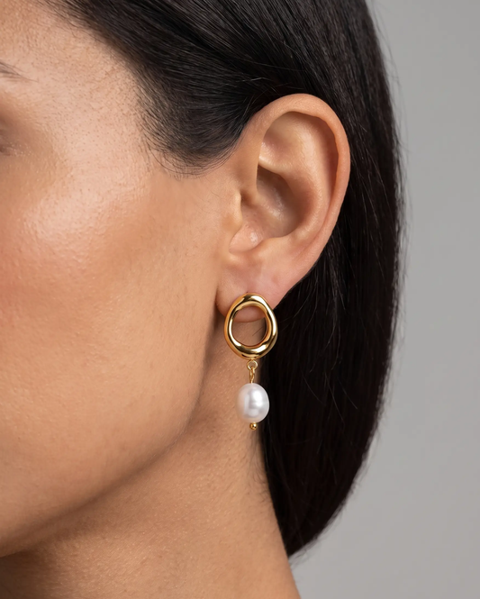 studio-ai earrings-signe-pearl-earrings_studio1_a1+solo.png