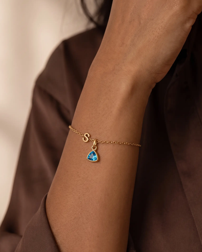 studio-ai bracelet-birthstone-and-letter-charm-bracelet_studio1_a4+solo.png