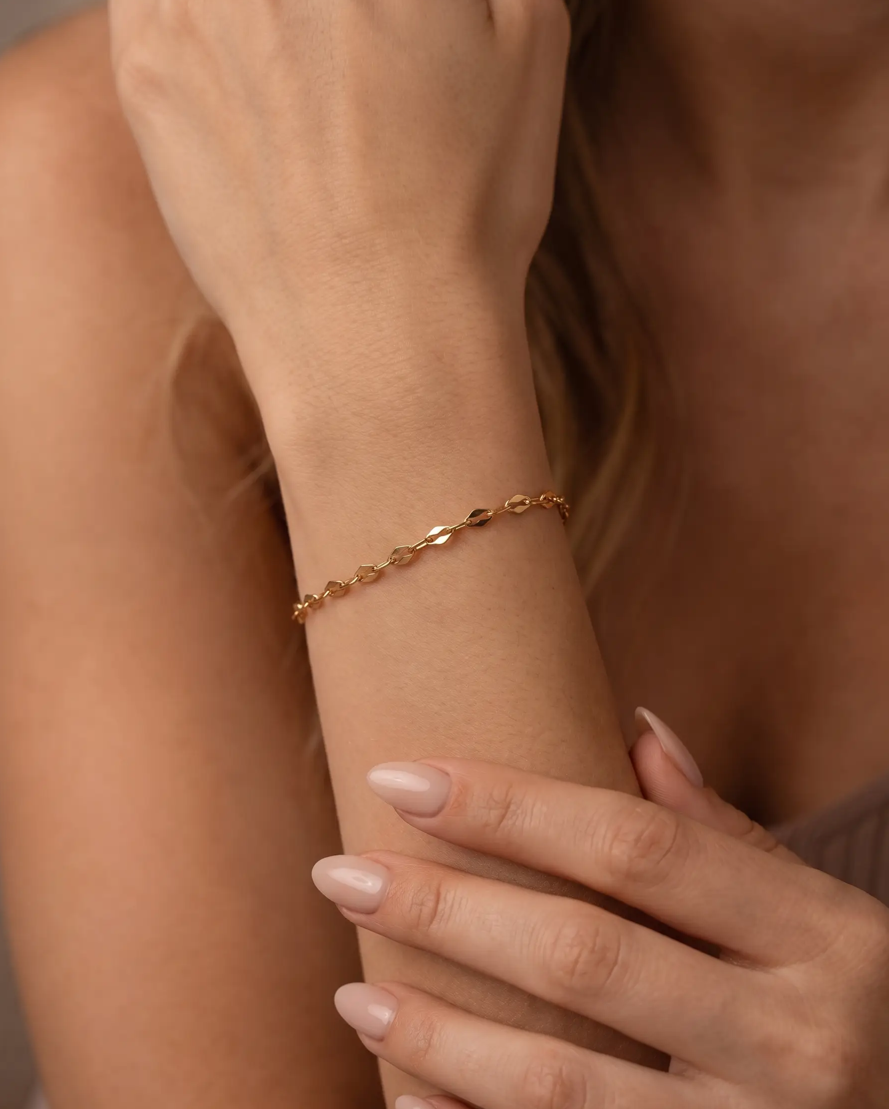 studio-ai bracelet-bloom-link-bracelet_lifestyle1_a2+solo.png