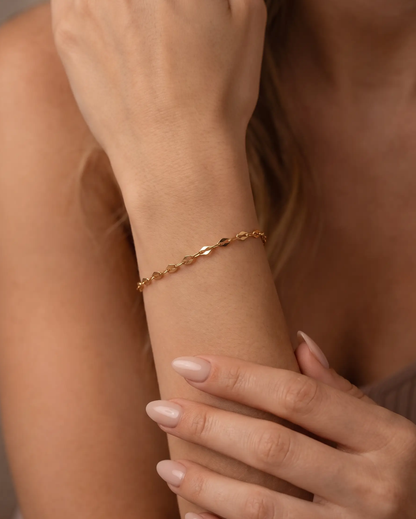 studio-ai bracelet-bloom-link-bracelet_lifestyle1_a2+solo.png