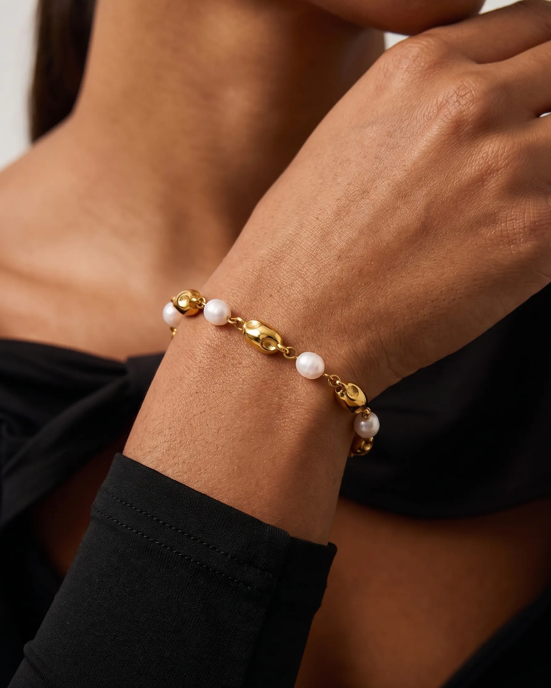 studio-ai bracelet-cast-freshwater-pearl-bracelet_lifestyle1_a1+solo.png