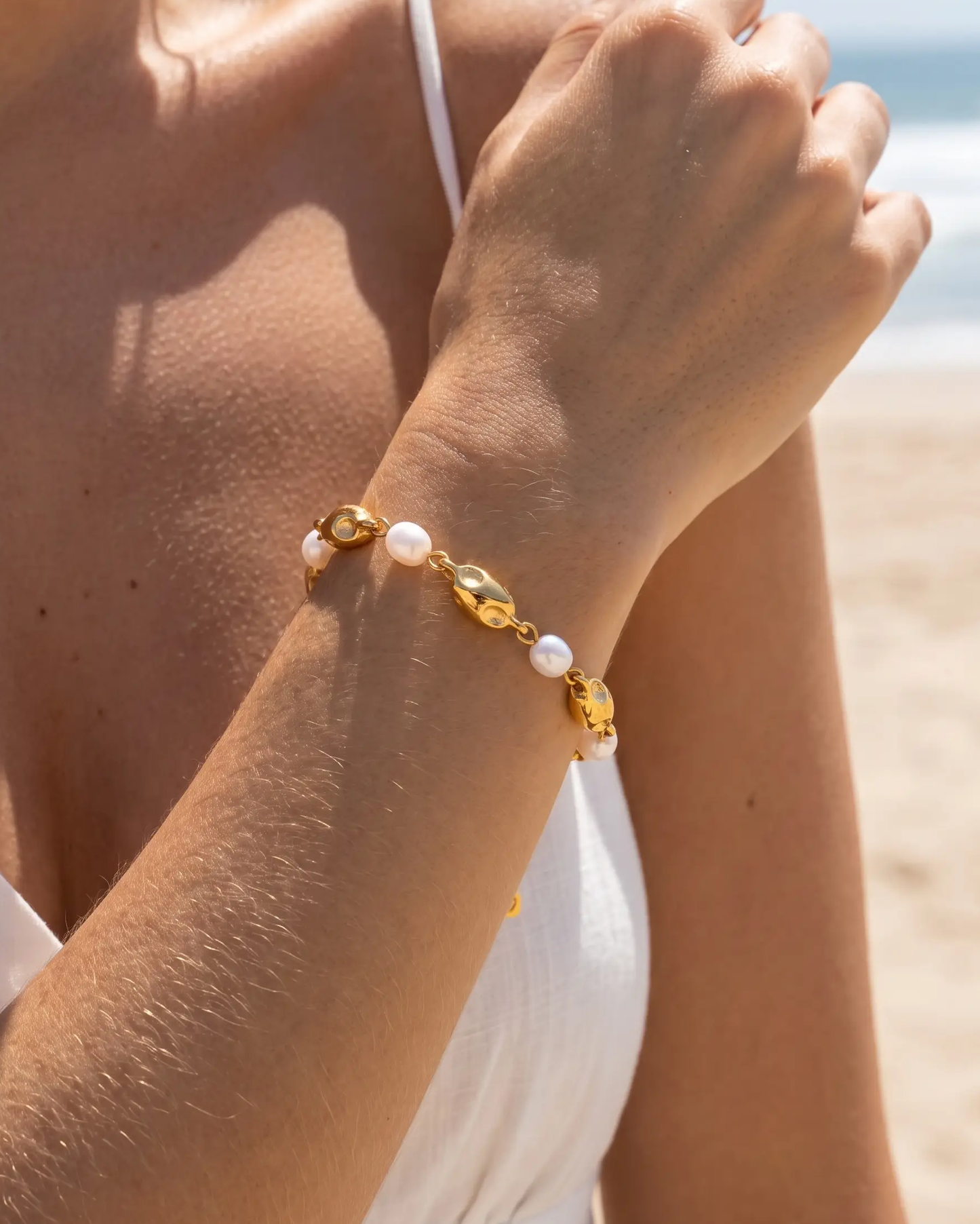 studio-ai bracelet-cast-freshwater-pearl-bracelet_studio2_a1+solo.png