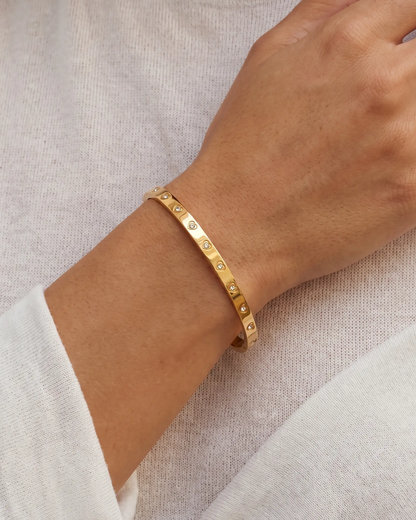 studio-ai bracelet-crystal-heart-cuff_studio1_a1+solo.png