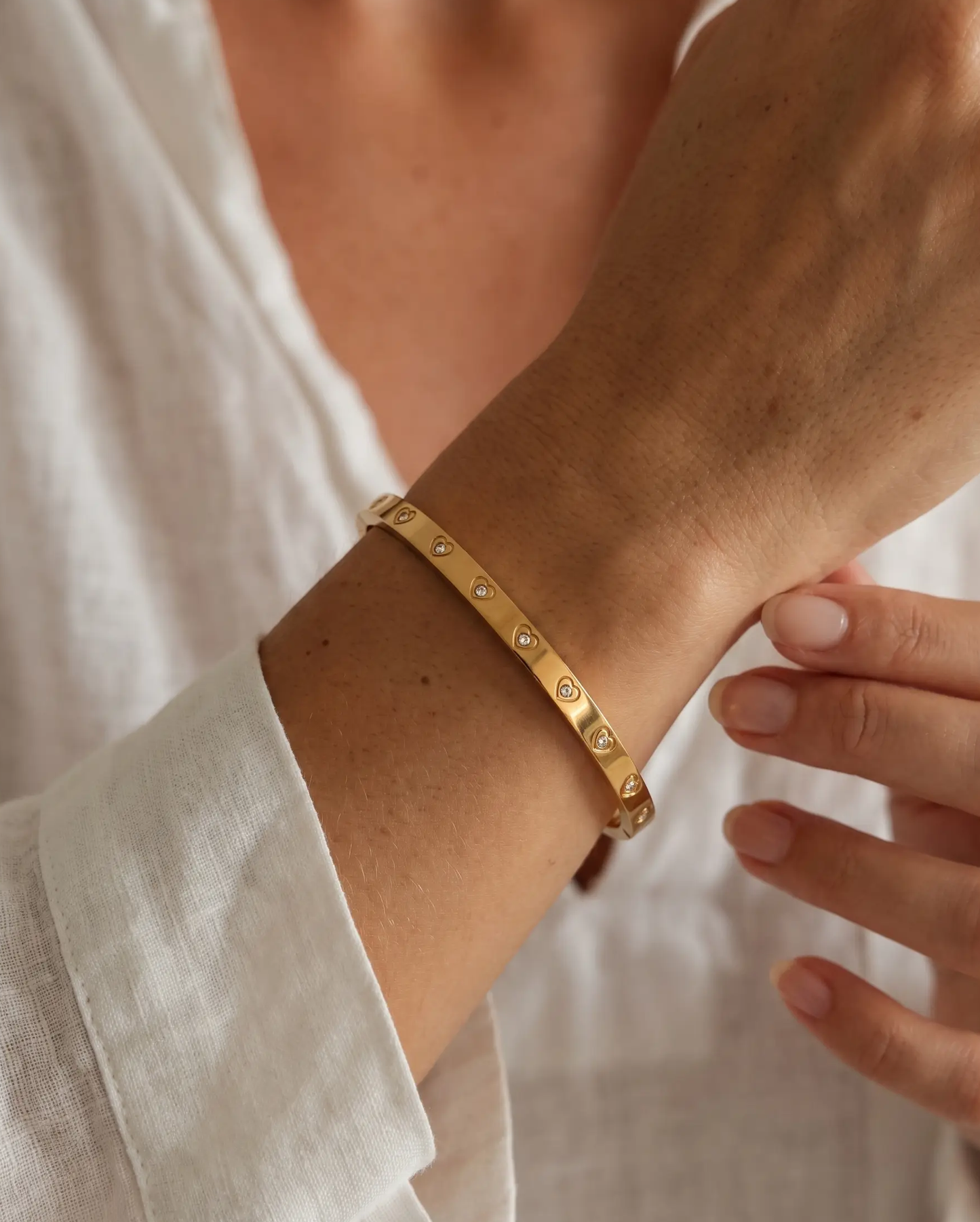 studio-ai bracelet-crystal-heart-cuff_studio2_a1+solo.png