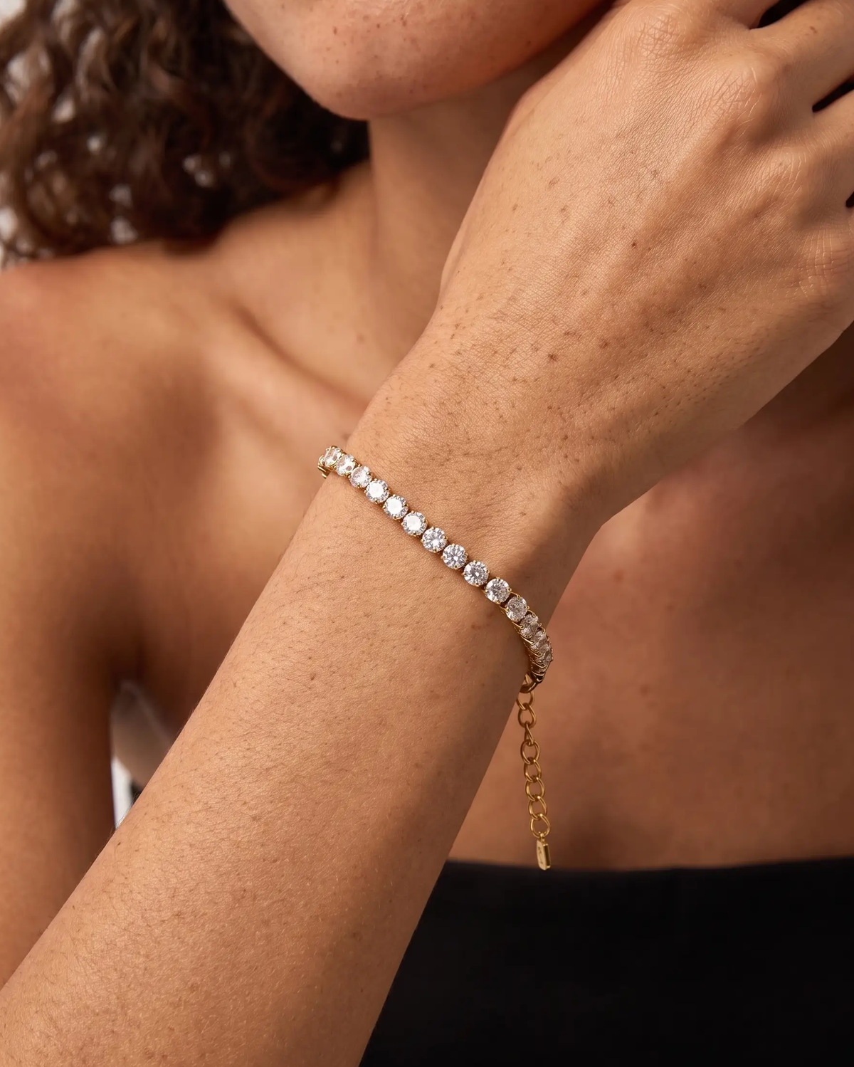 studio-ai bracelet-crystal-tennis-bracelet_lifestyle1_a1+solo.png