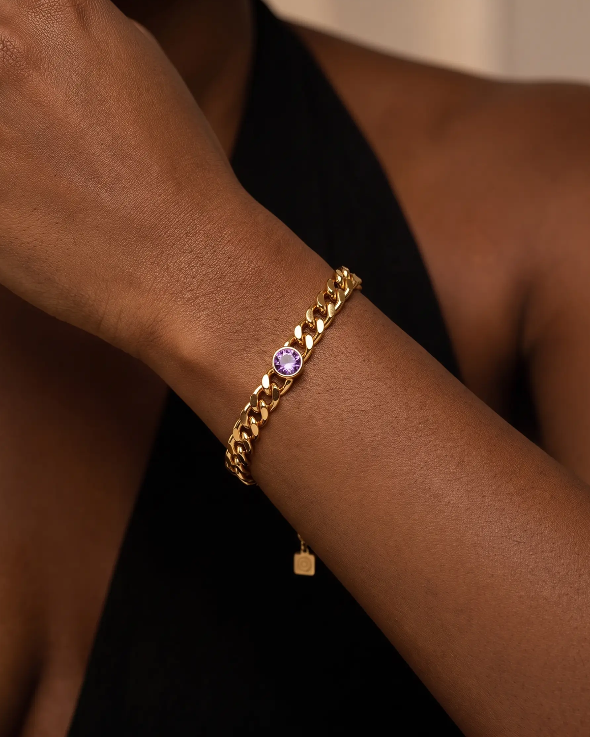studio-ai bracelet-curb-birthstone-bracelet_lifestyle1_a1+solo.png