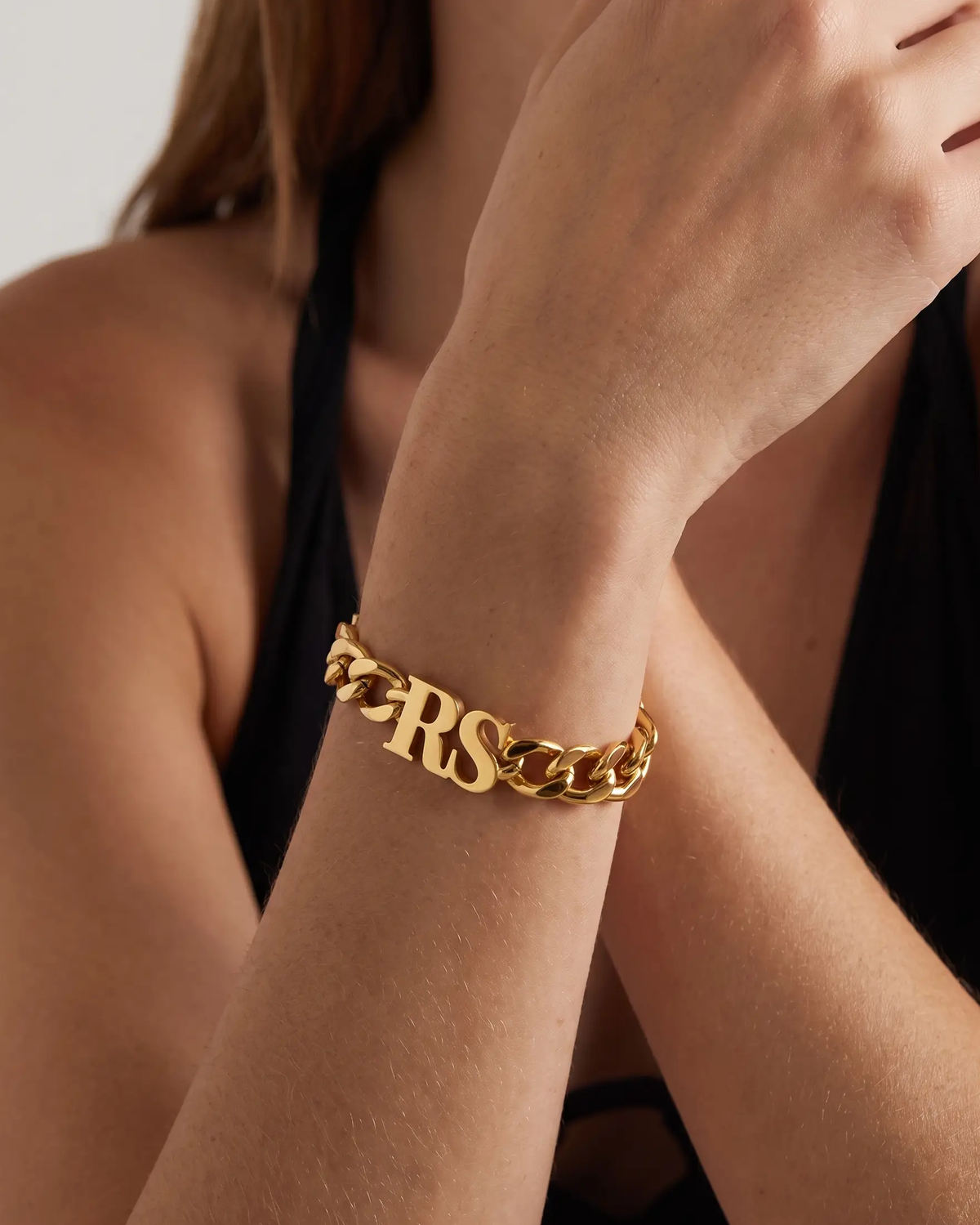 studio-ai bracelet-curb-chain-initial-bracelet_lifestyle1_a1+solo.png