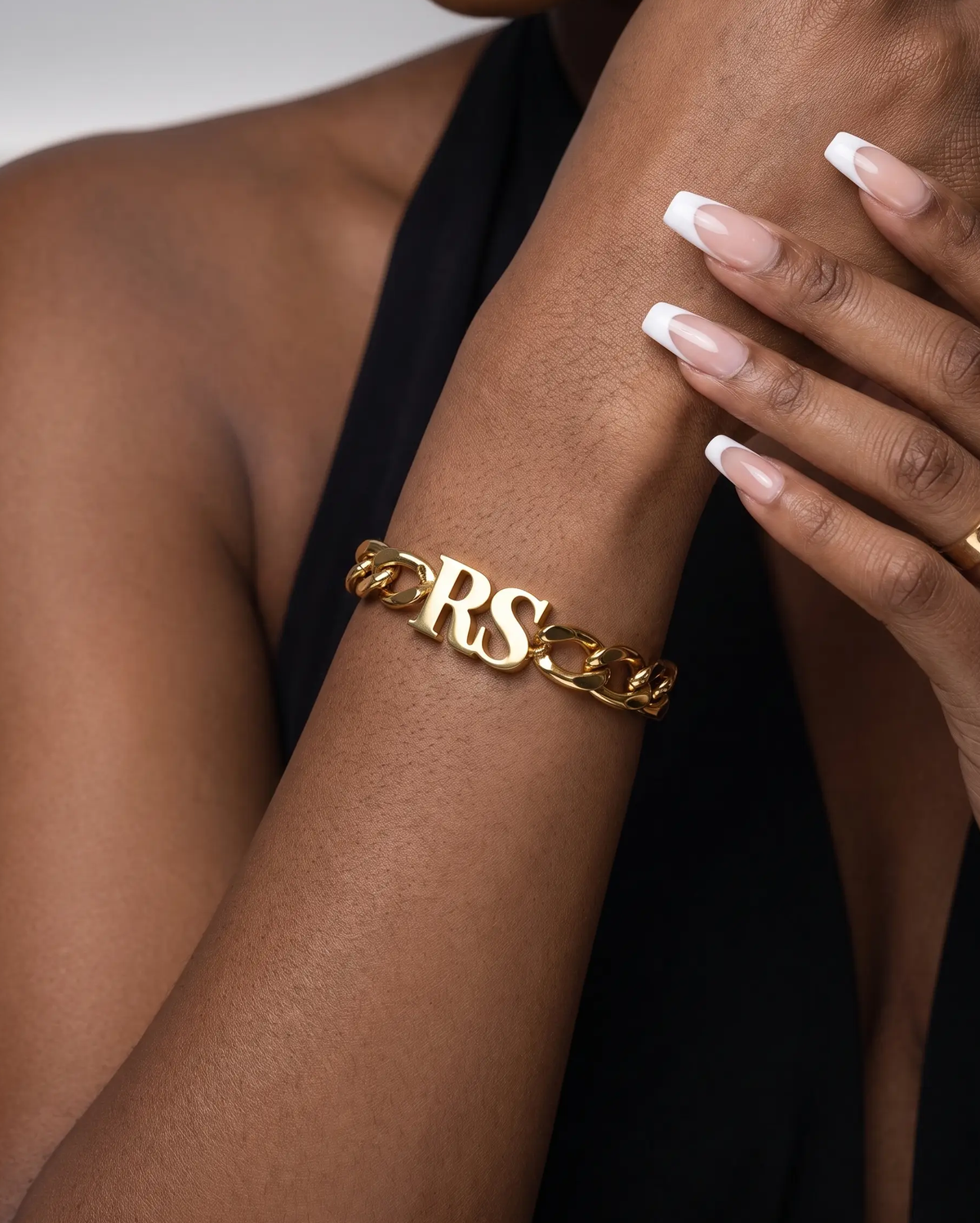 studio-ai bracelet-curb-chain-initial-bracelet_studio1_a1+solo.png