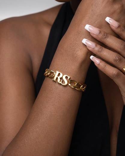studio-ai bracelet-curb-chain-initial-bracelet_studio1_a1+solo.png