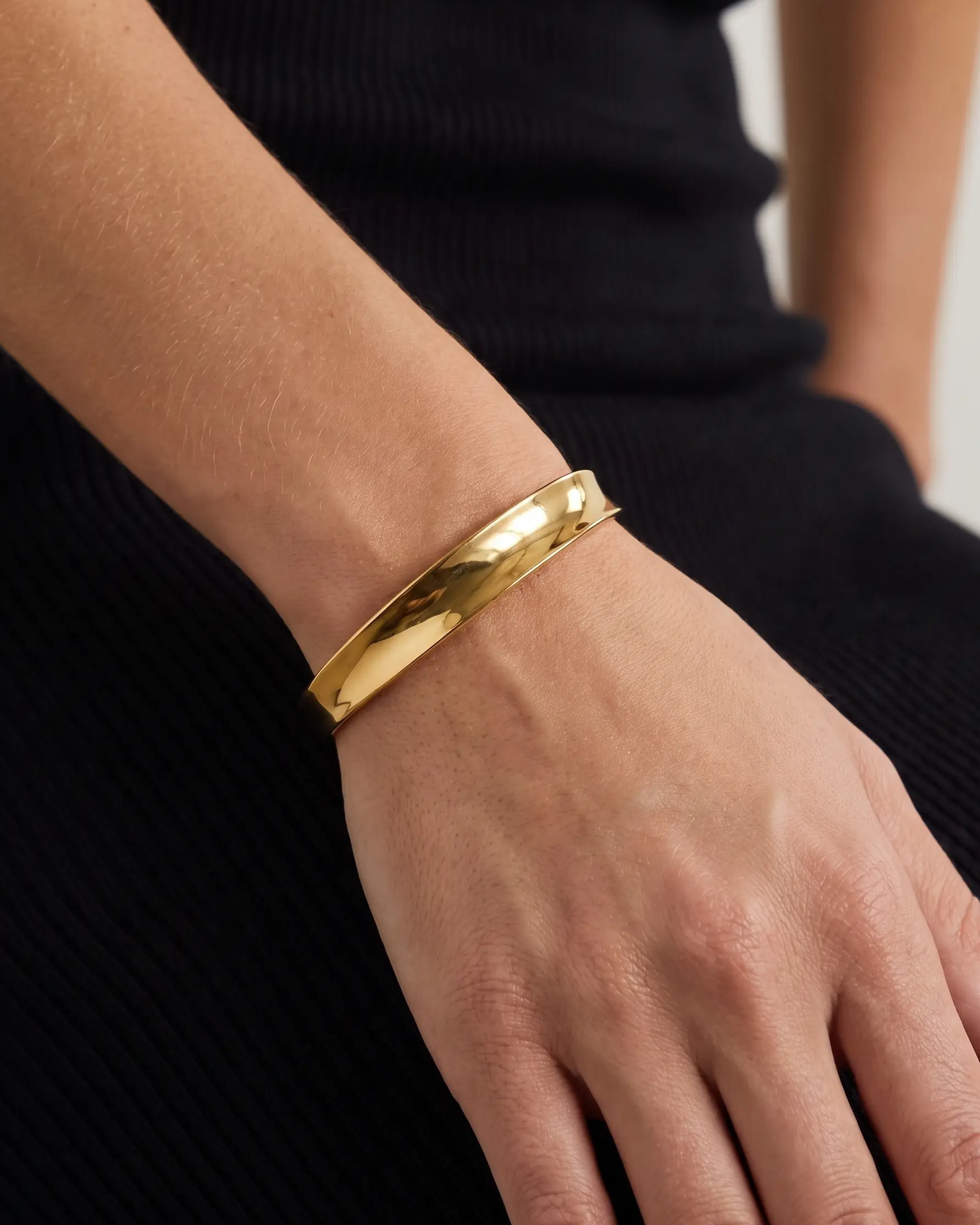 studio-ai bracelet-dawn-cuff-bracelet_studio1_a1+solo.png