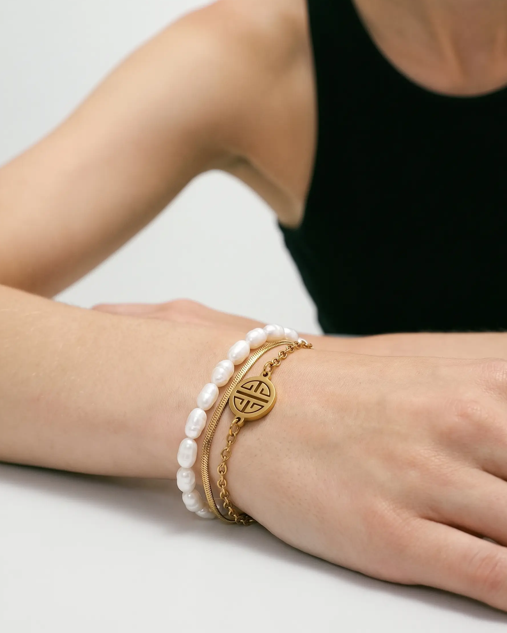 studio-ai bracelet-daylight-layered-pearl-and-gold-bracelet_lifestyle1_a1+solo.png