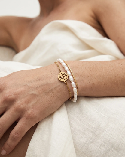 studio-ai bracelet-daylight-layered-pearl-and-gold-bracelet_studio1_a2+solo.png