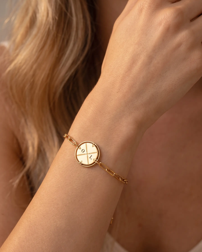 studio-ai bracelet-engraved-north-bracelet_studio1_a1+solo.png