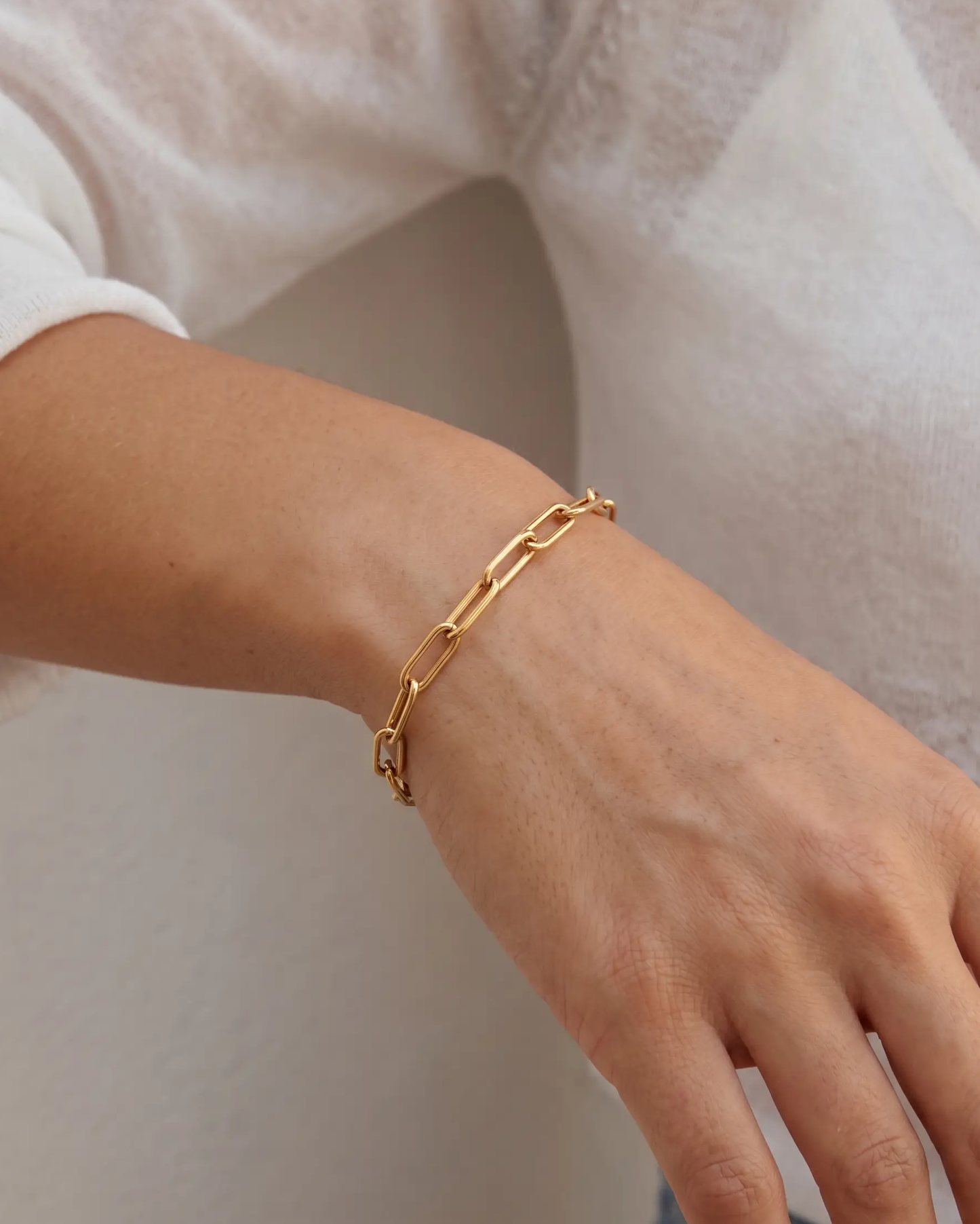 studio-ai bracelet-everyday-paperclip-bracelet_lifestyle1_a1+solo.png