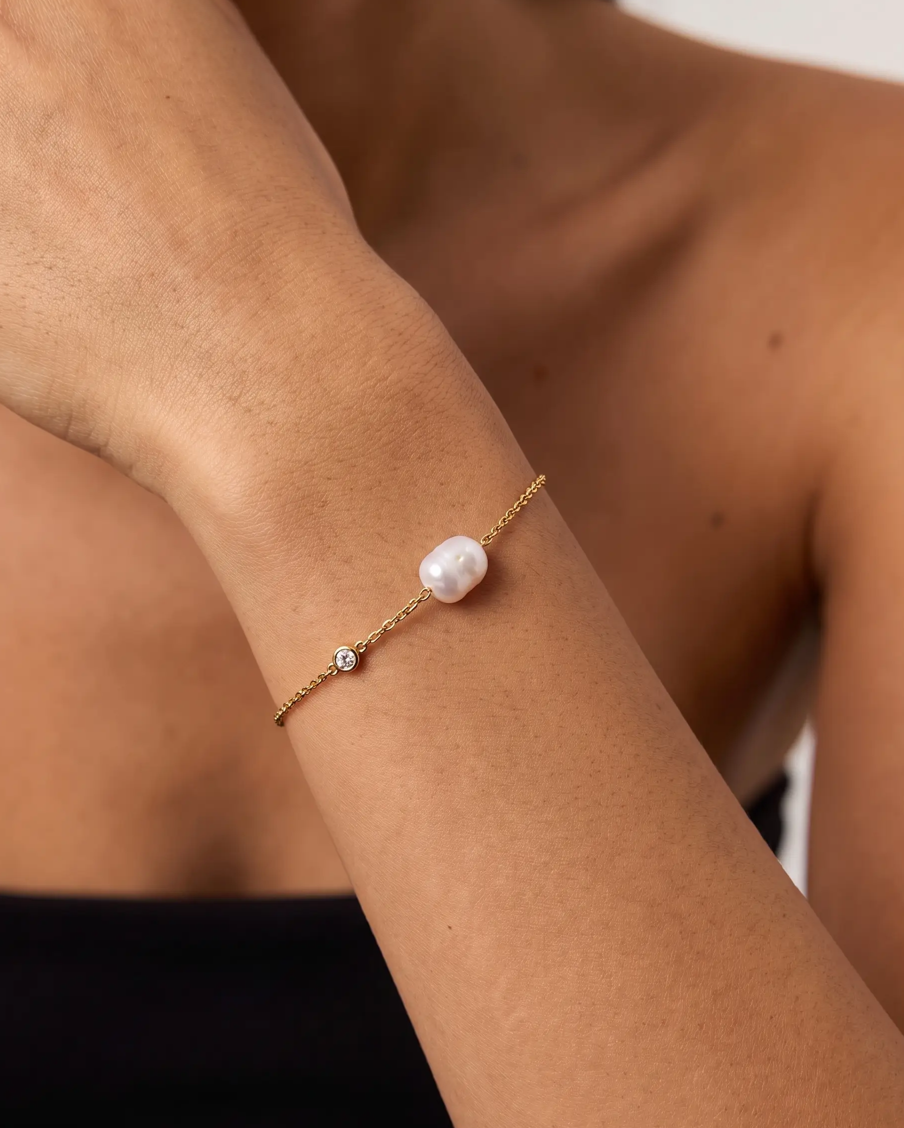 studio-ai bracelet-fine-freshwater-pearl-bracelet_studio1_a2+solo.png