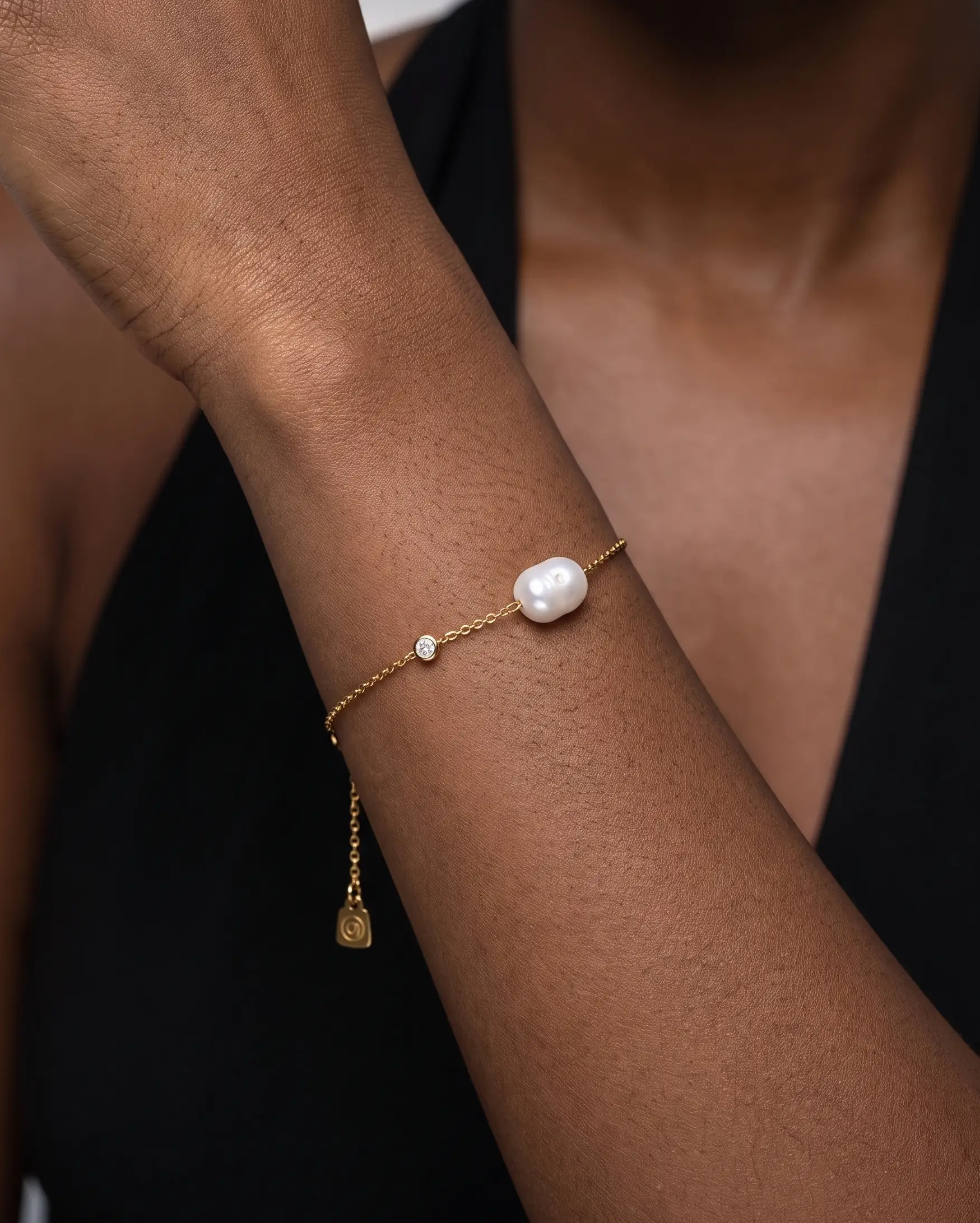 studio-ai bracelet-fine-freshwater-pearl-bracelet_studio2_a1+solo.png