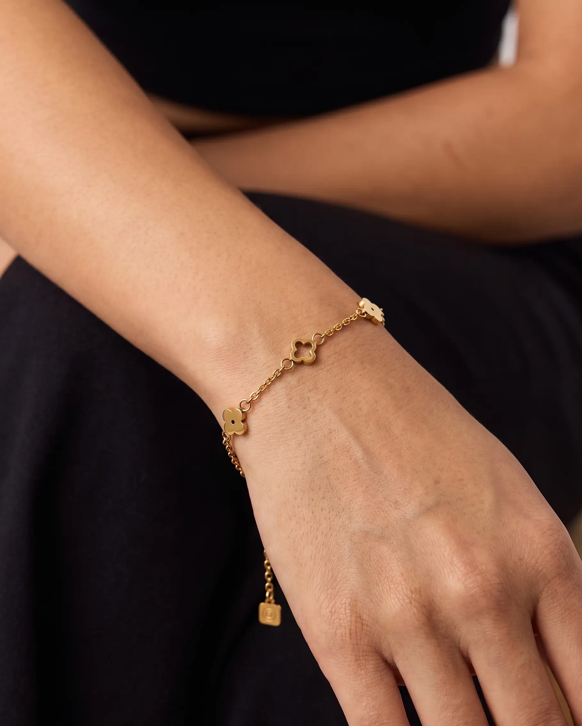 studio-ai bracelet-fine-petal-bracelet_studio1_a1+solo.png