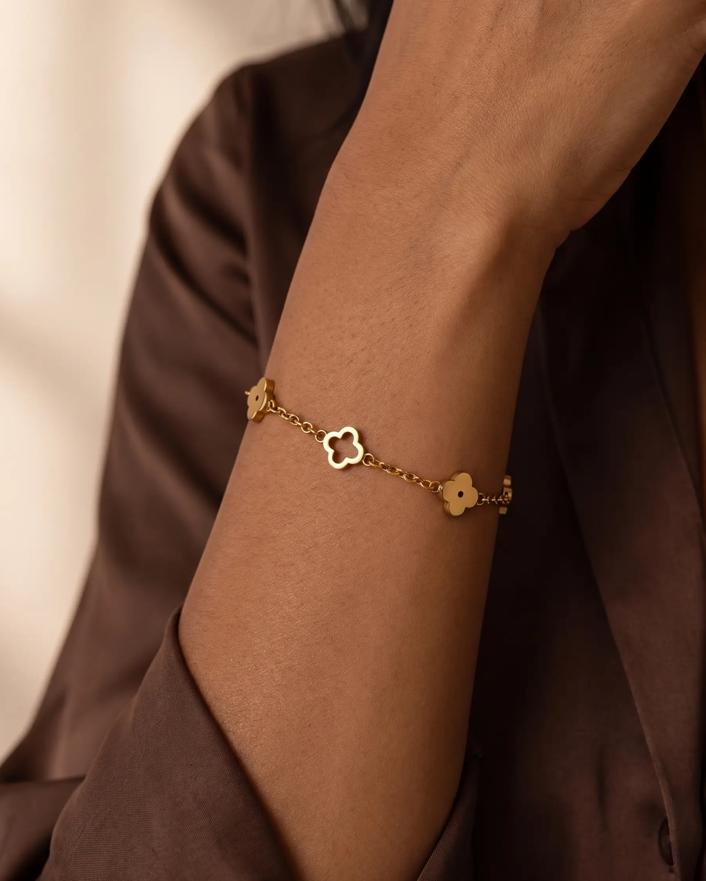 studio-ai bracelet-fine-petal-bracelet_studio2_a1+solo.png