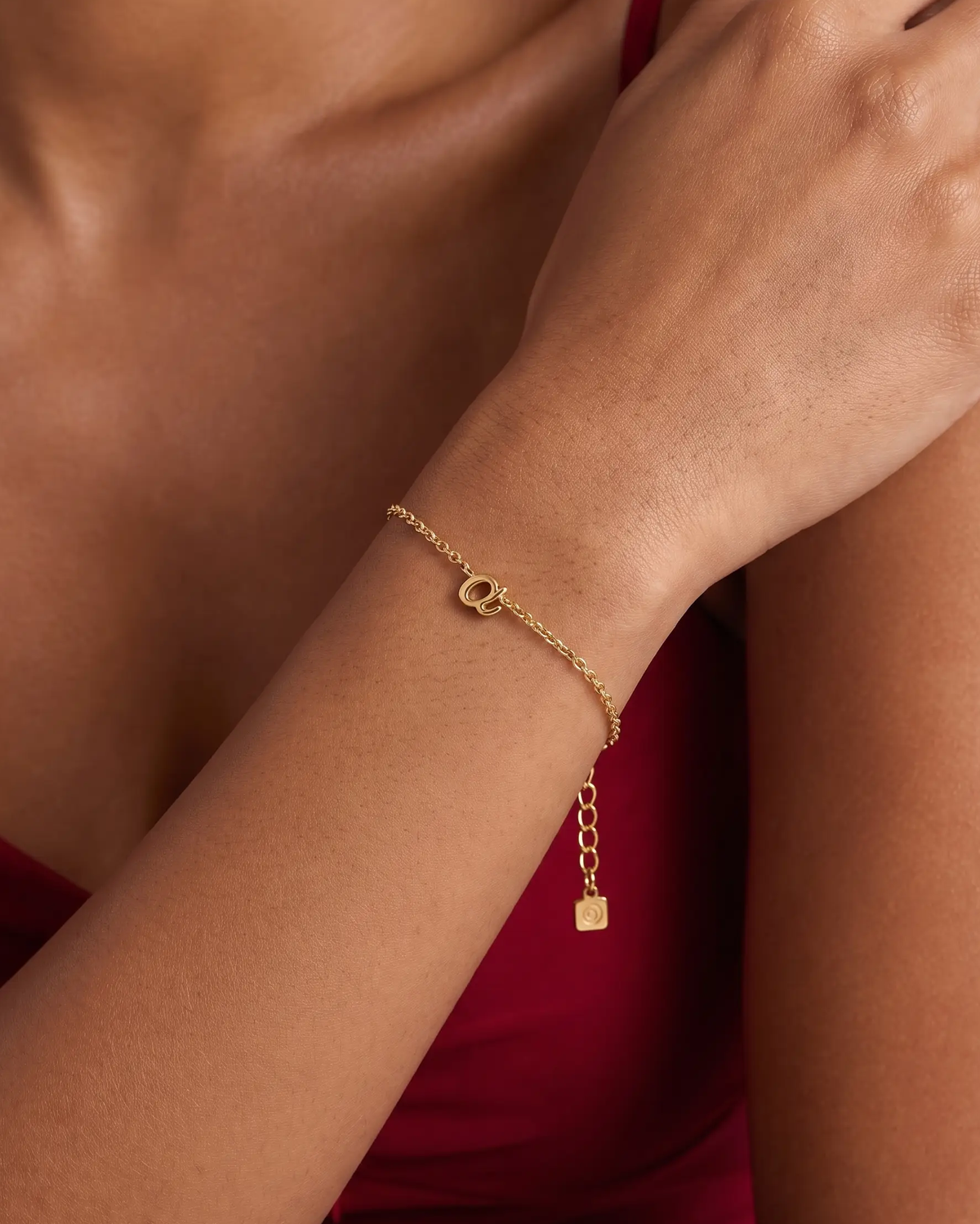 studio-ai bracelet-fine-script-initial-bracelet_studio2_a1+solo.png