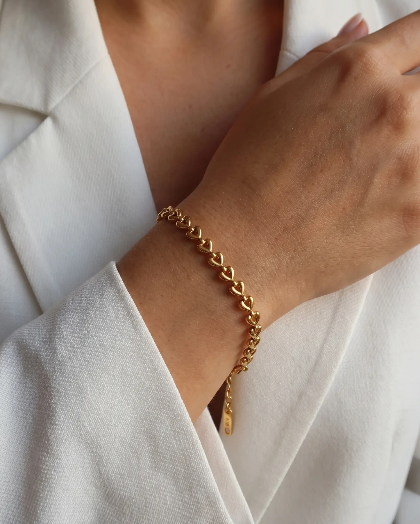 studio-ai bracelet-heart-row-bracelet_lifestyle1_a1+solo.png