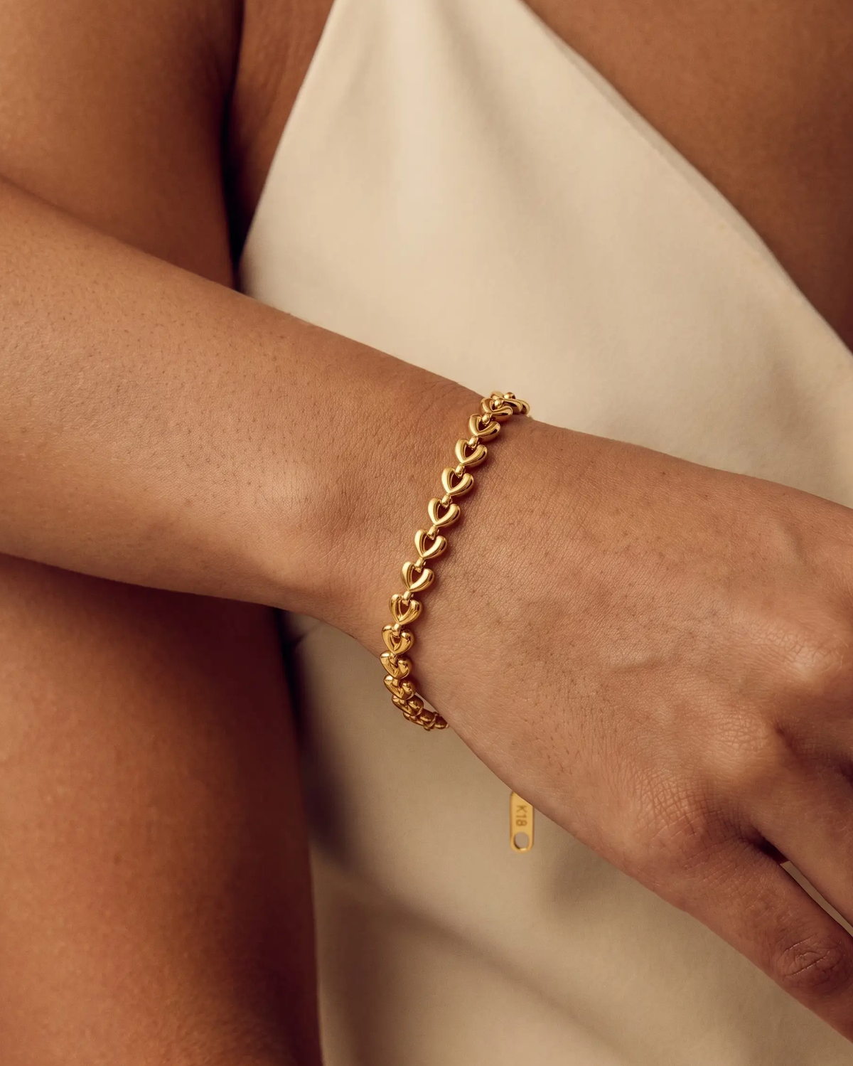 studio-ai bracelet-heart-row-bracelet_studio2_a1+solo.png