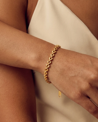 studio-ai bracelet-heart-row-bracelet_studio2_a1+solo.png