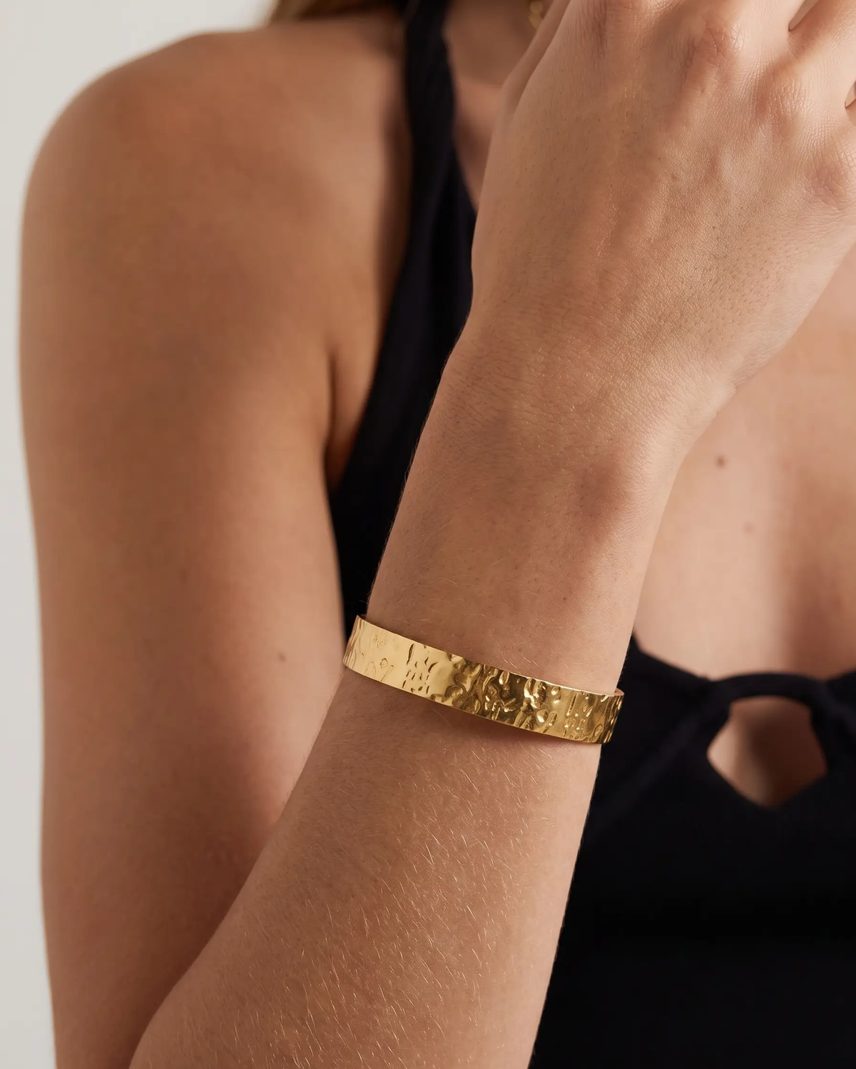 studio-ai bracelet-heavy-textured-cuff-bracelet_studio1_a1+solo.png