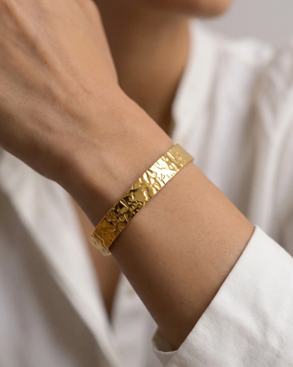 studio-ai bracelet-heavy-textured-cuff-bracelet_studio2_a1+solo.png