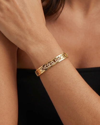 studio-ai bracelet-inlay-name-bracelet_lifestyle1_a1+solo.png