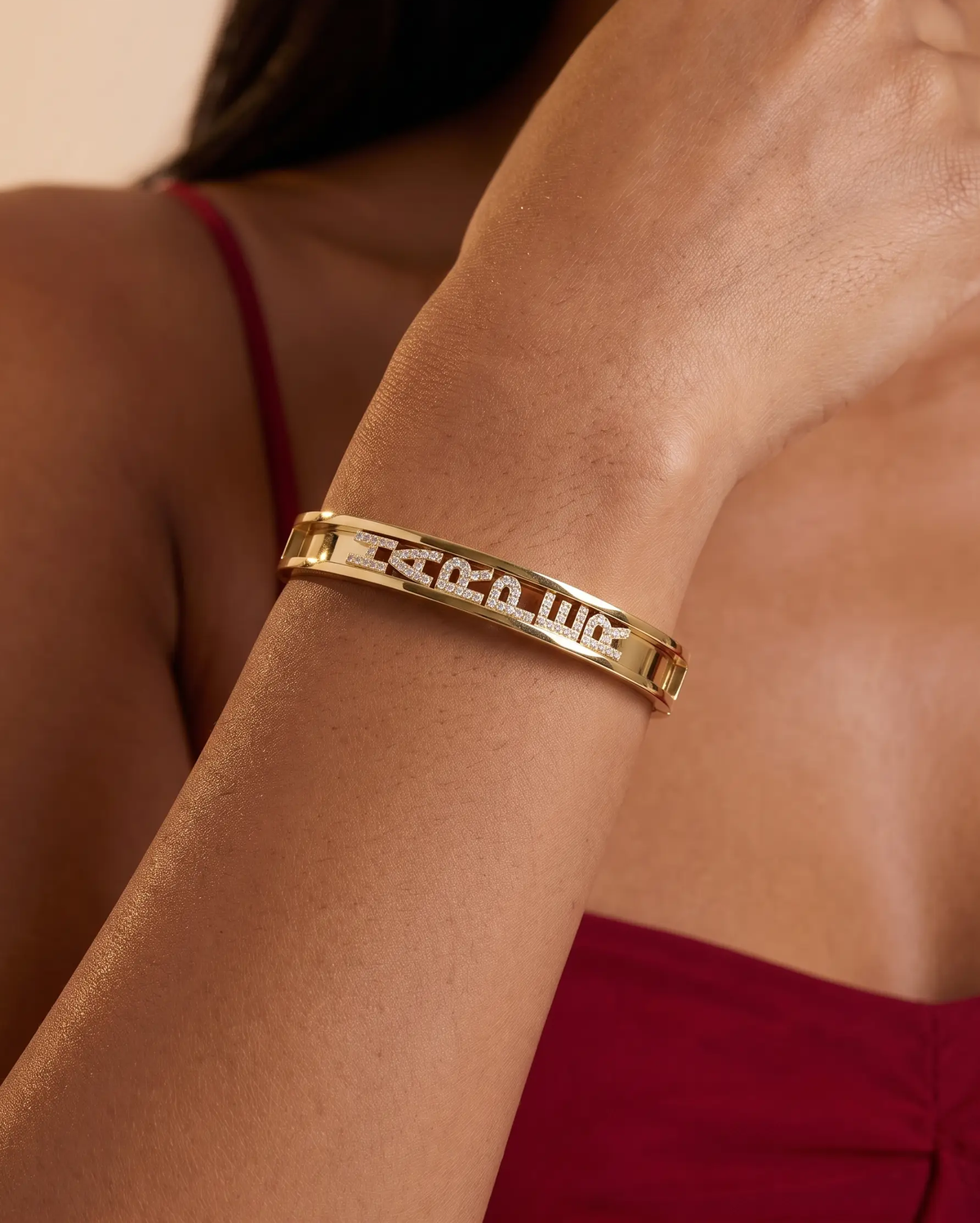 studio-ai bracelet-inlay-name-bracelet_lifestyle1_a2+solo.png