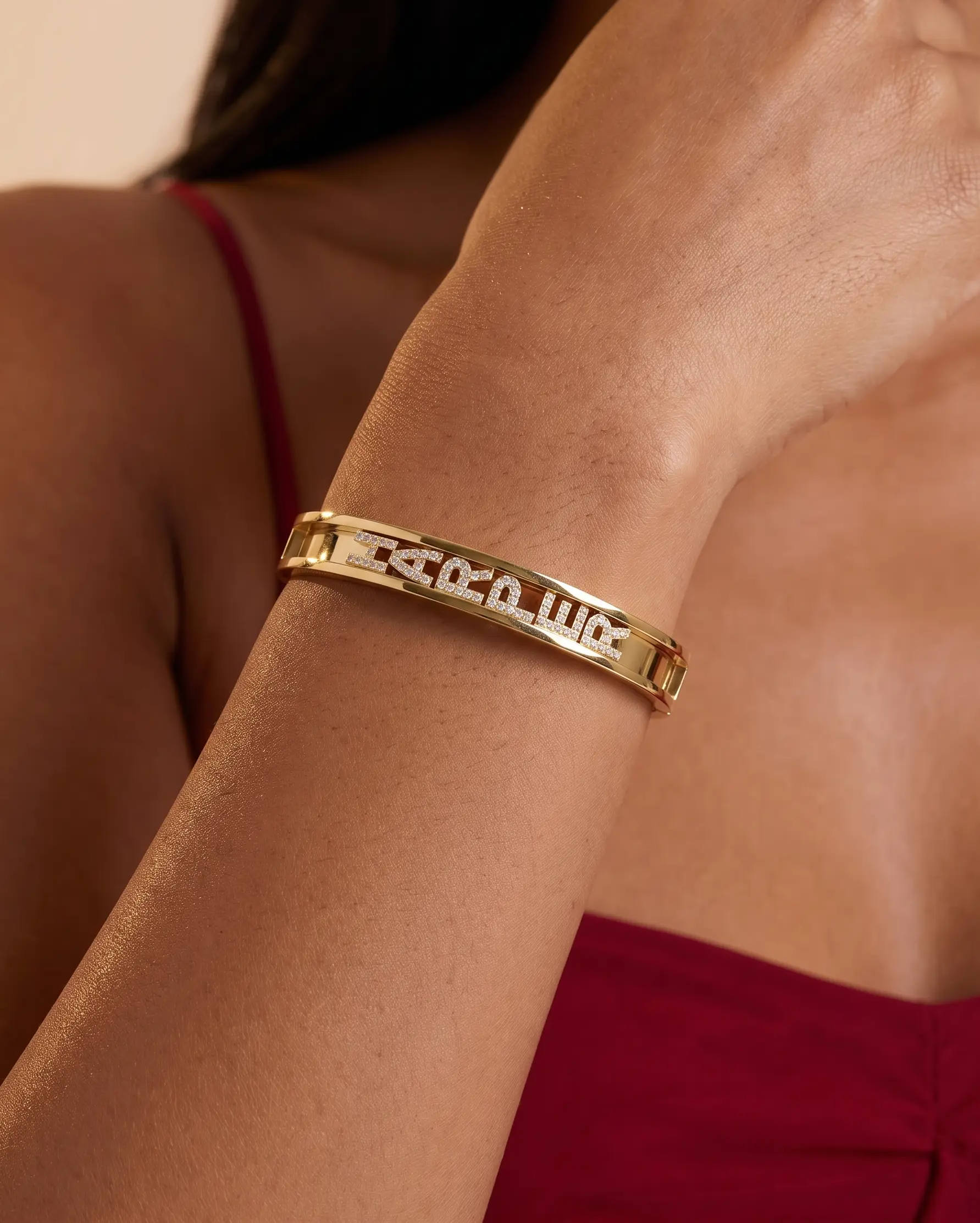 studio-ai bracelet-inlay-name-bracelet_lifestyle1_a2+solo.png