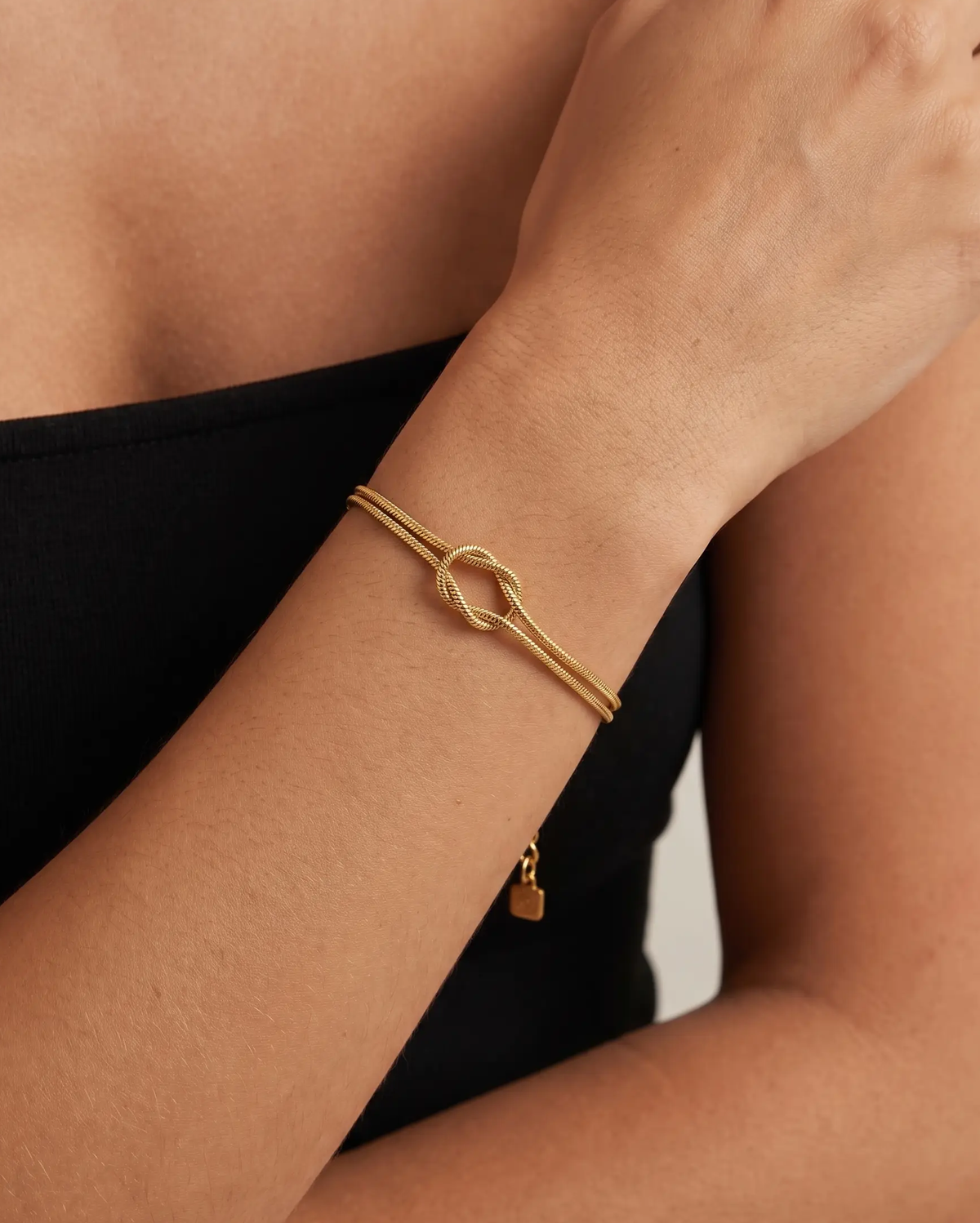 studio-ai bracelet-loop-knot-bracelet_studio1_a1+solo.png