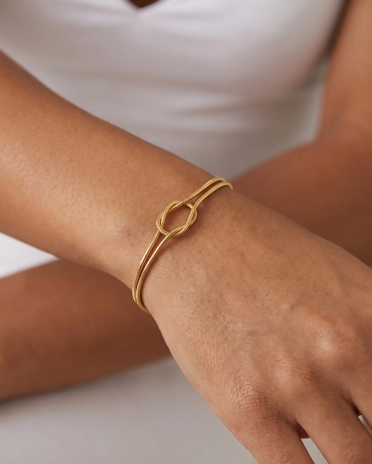 studio-ai bracelet-loop-knot-bracelet_studio2_a1+solo.png
