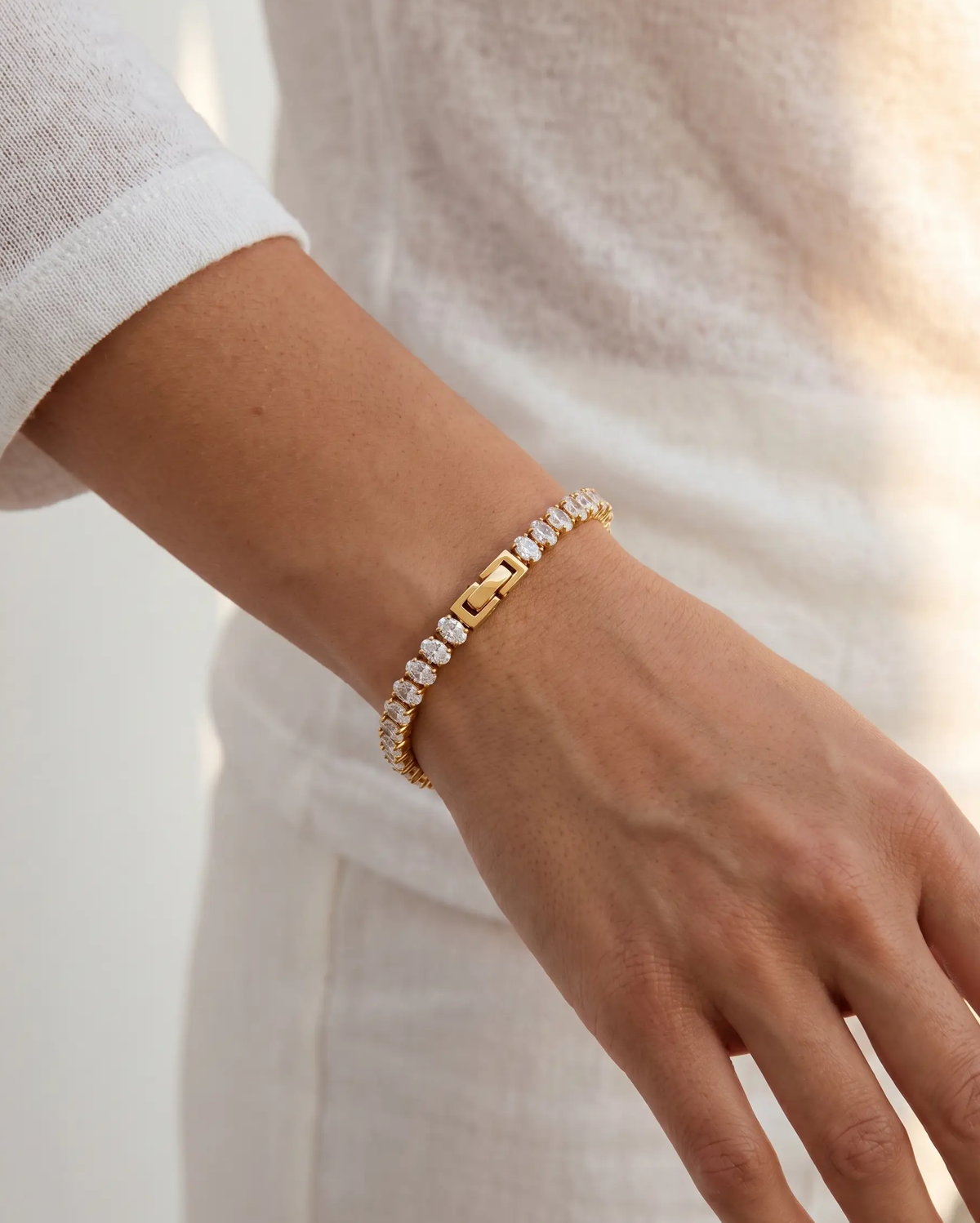 studio-ai bracelet-marquise-line-bracelet_studio1_a1+solo.png