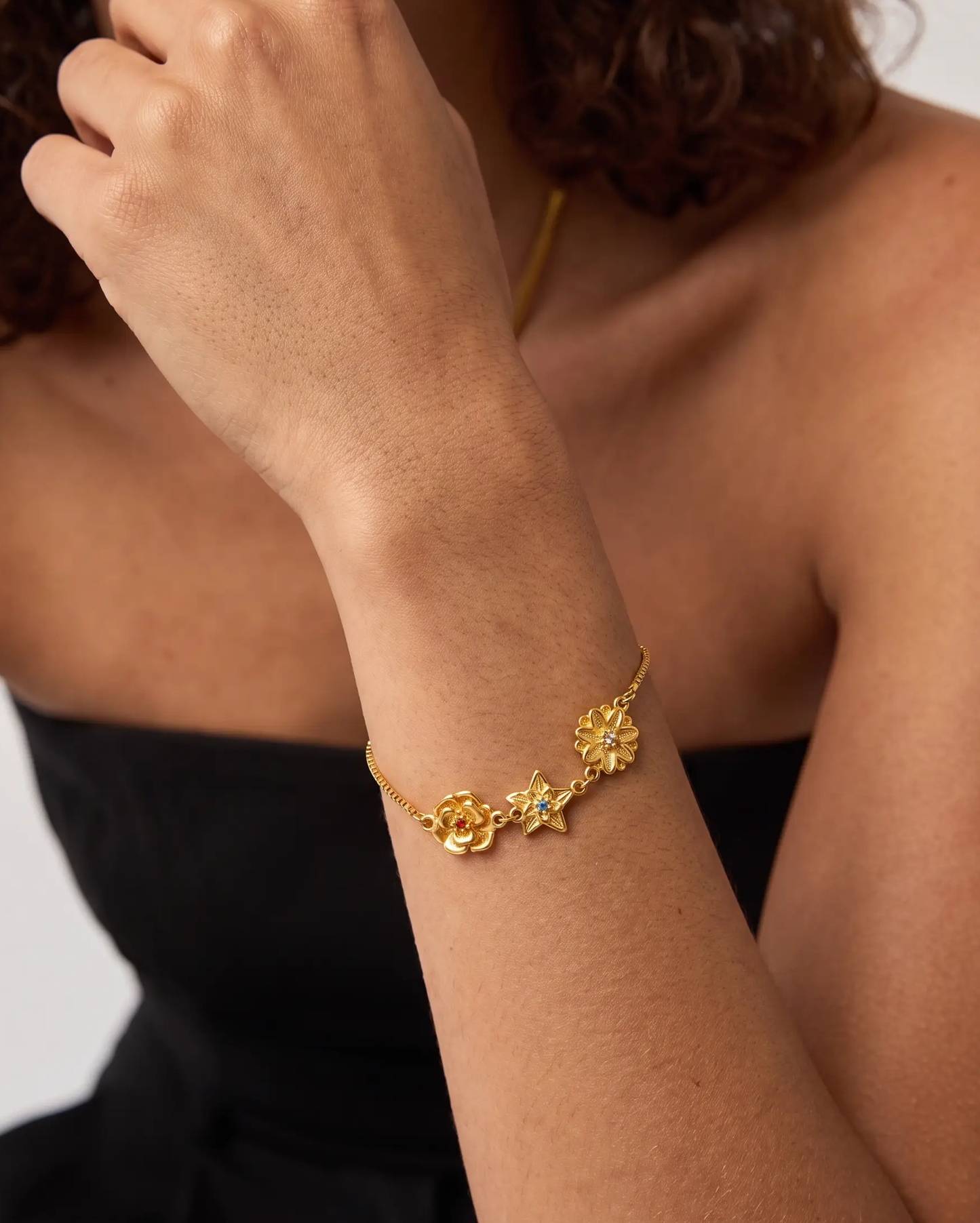 studio-ai bracelet-meadow-birthflower-charm-bracelet_studio1_a1+solo.png