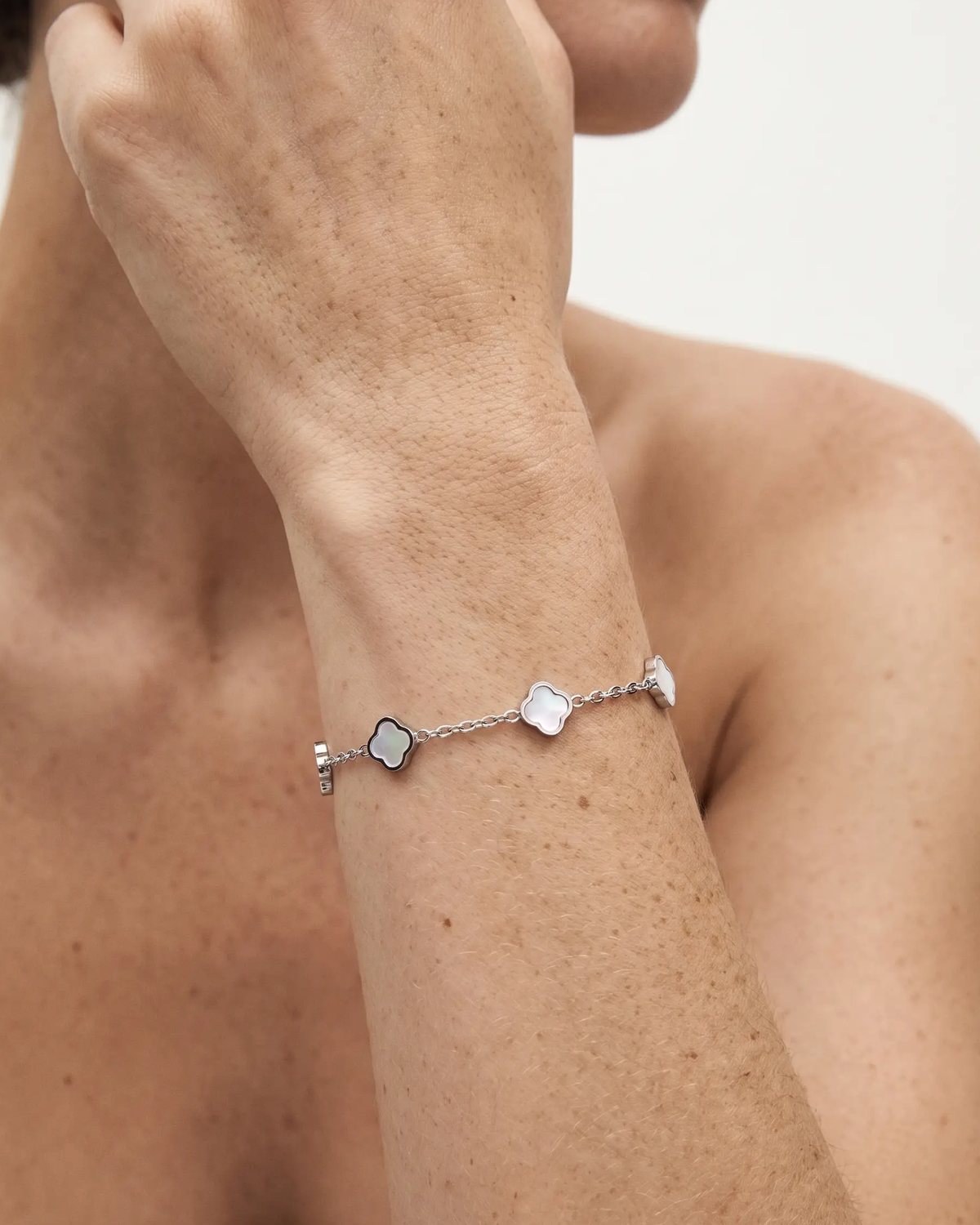 studio-ai bracelet-mini-pearl-petal-bracelet-S_studio1_a1+solo.png