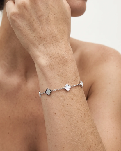 studio-ai bracelet-mini-pearl-petal-bracelet-S_studio1_a1+solo.png