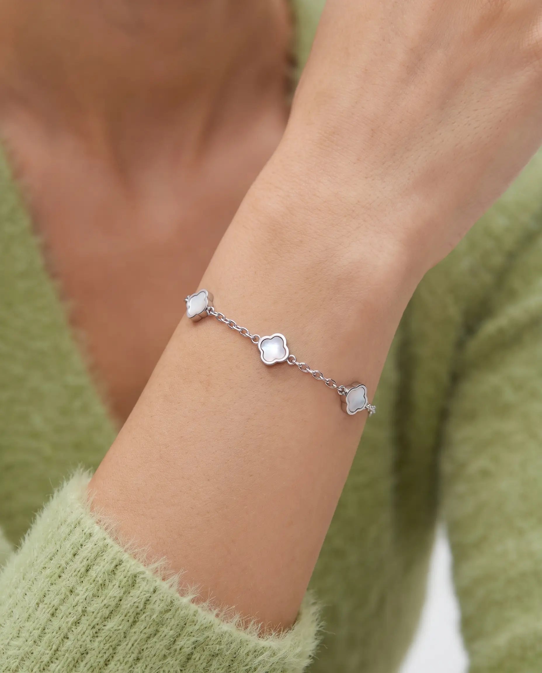 studio-ai bracelet-mini-pearl-petal-bracelet-S_studio2_a1+solo.png