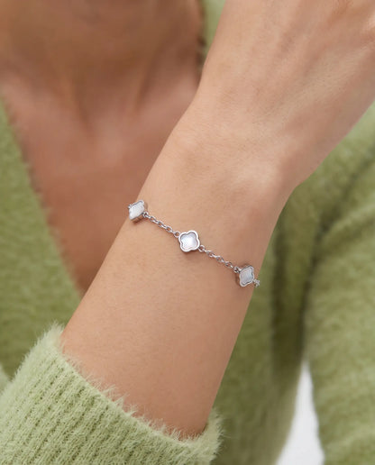 studio-ai bracelet-mini-pearl-petal-bracelet-S_studio2_a1+solo.png