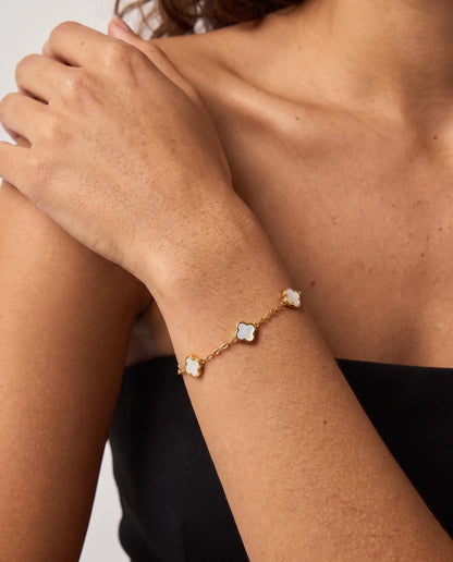 studio-ai bracelet-mini-pearl-petal-bracelet_studio1_a1+solo.png
