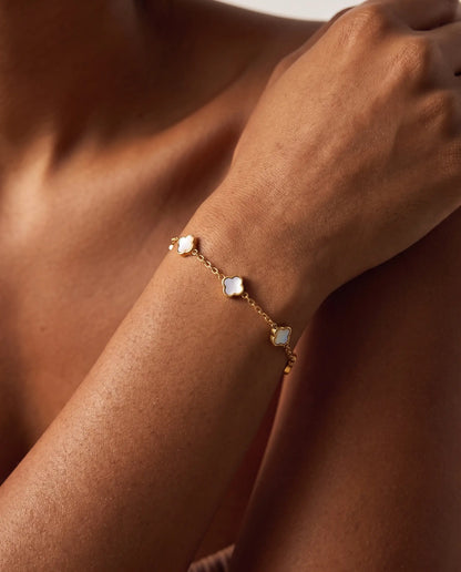 studio-ai bracelet-mini-pearl-petal-bracelet_studio2_a1+solo.png