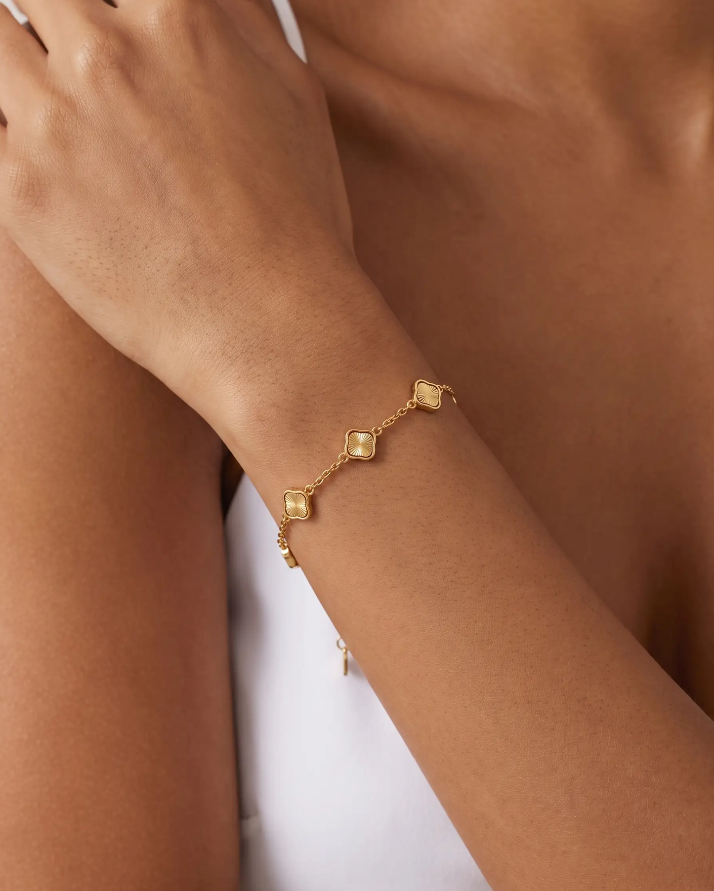 studio-ai bracelet-mini-ray-petal-bracelet_studio1_a1+solo.png