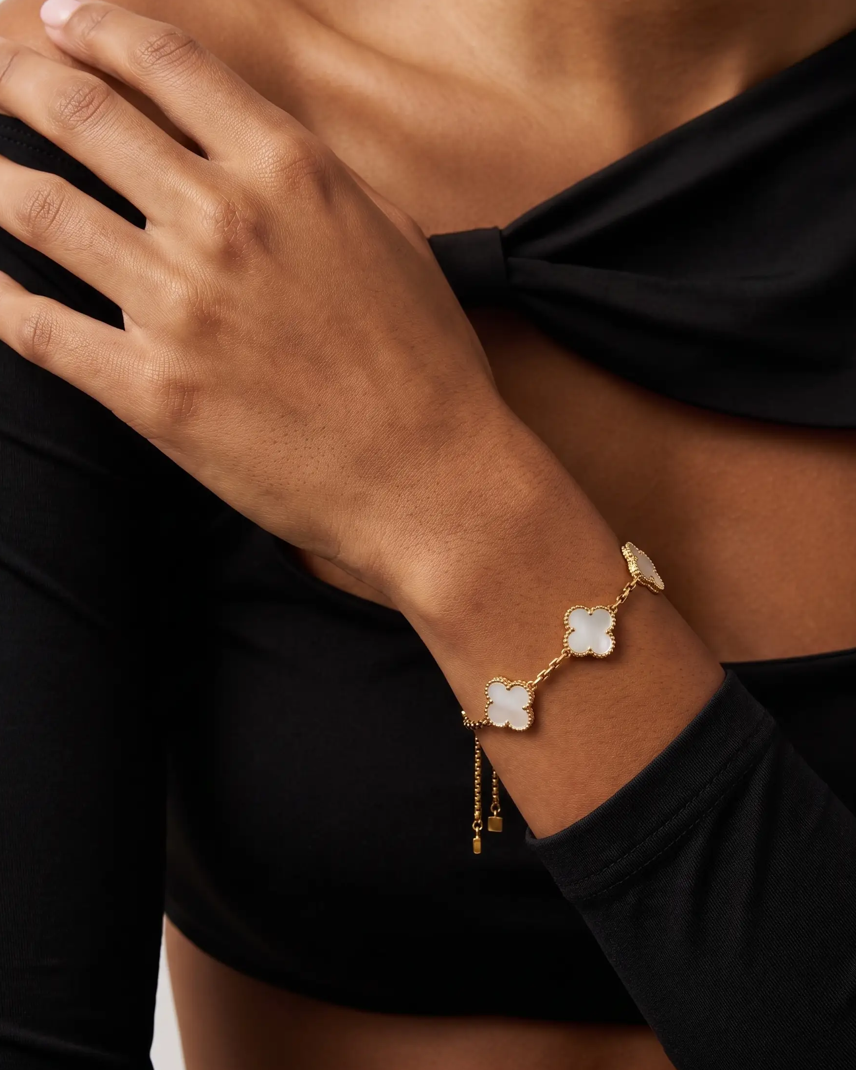studio-ai bracelet-nacre-petal-bracelet_studio2_a1+solo.png