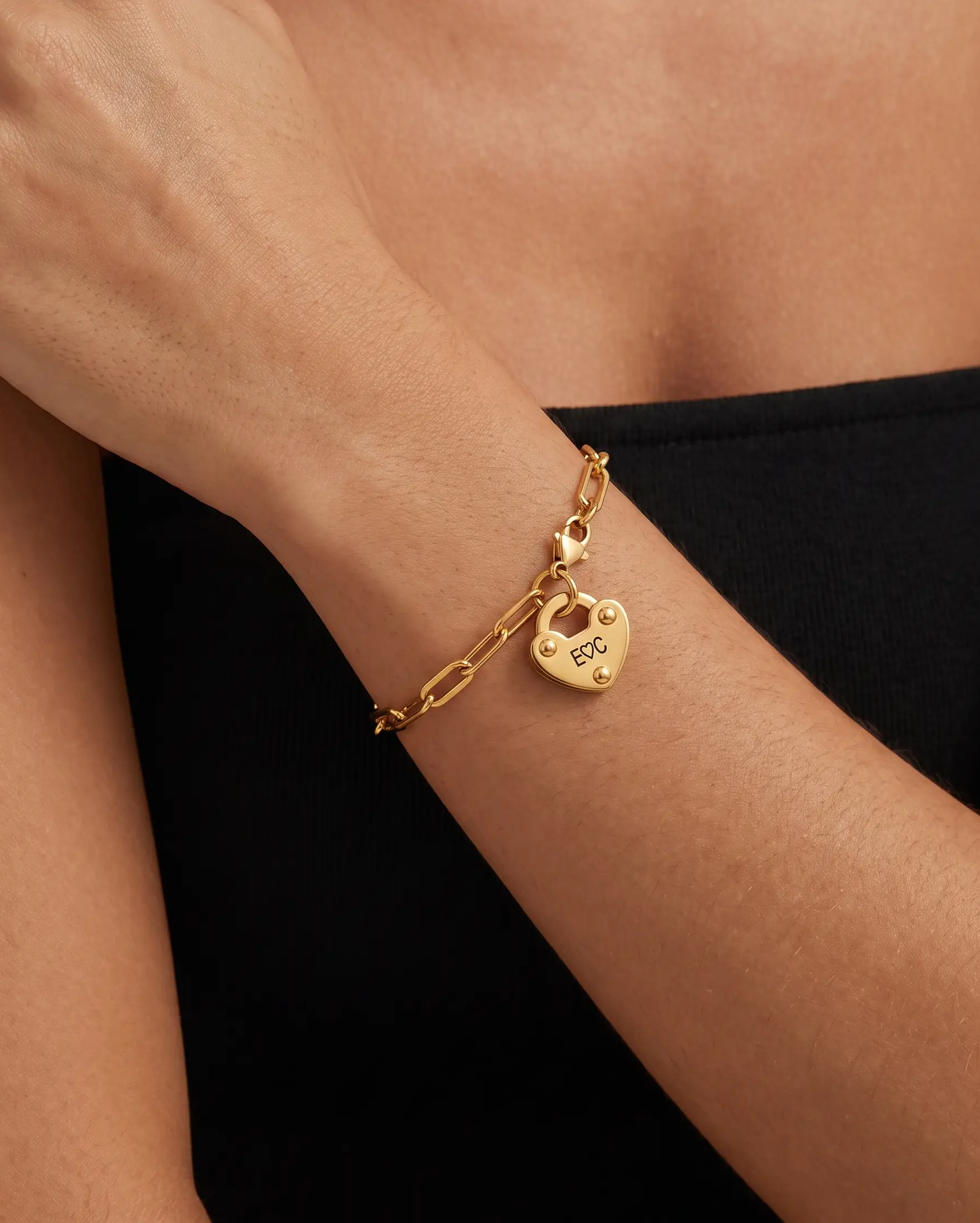 studio-ai bracelet-padlock-initial-bracelet_lifestyle1_a1+solo.png