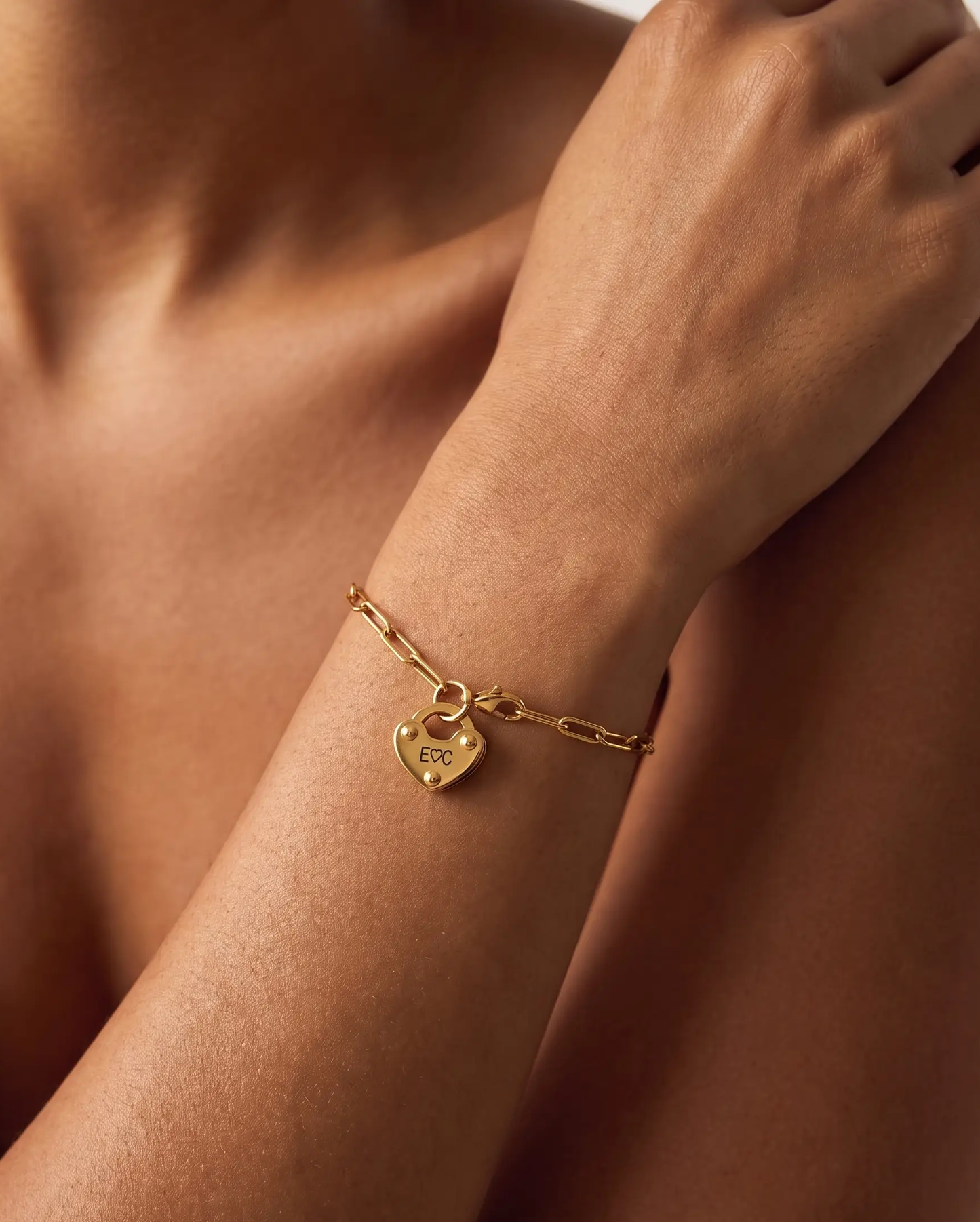 studio-ai bracelet-padlock-initial-bracelet_studio1_a3+solo.png