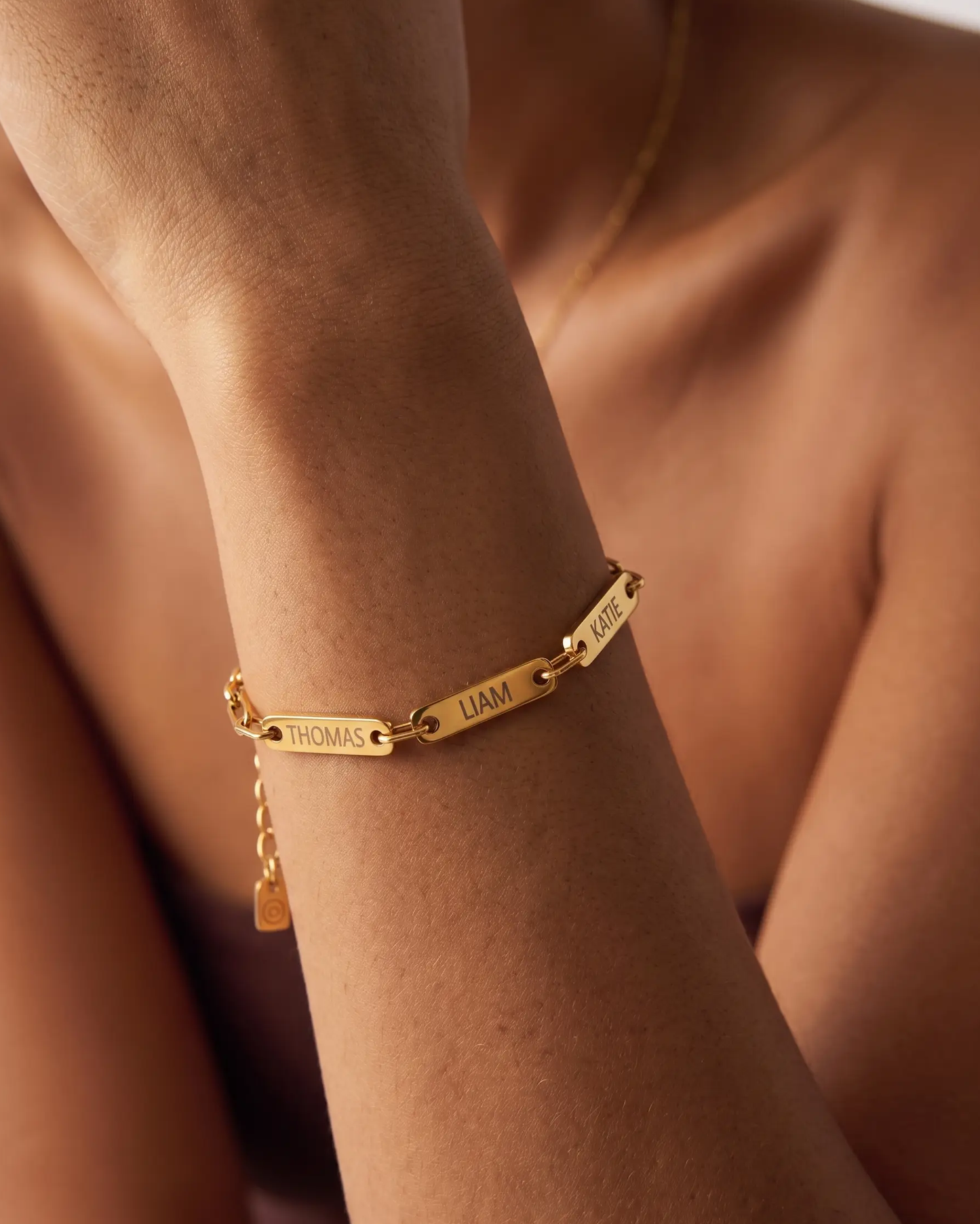 studio-ai bracelet-paperclip-family-name-bracelet_studio1_a1+solo.png