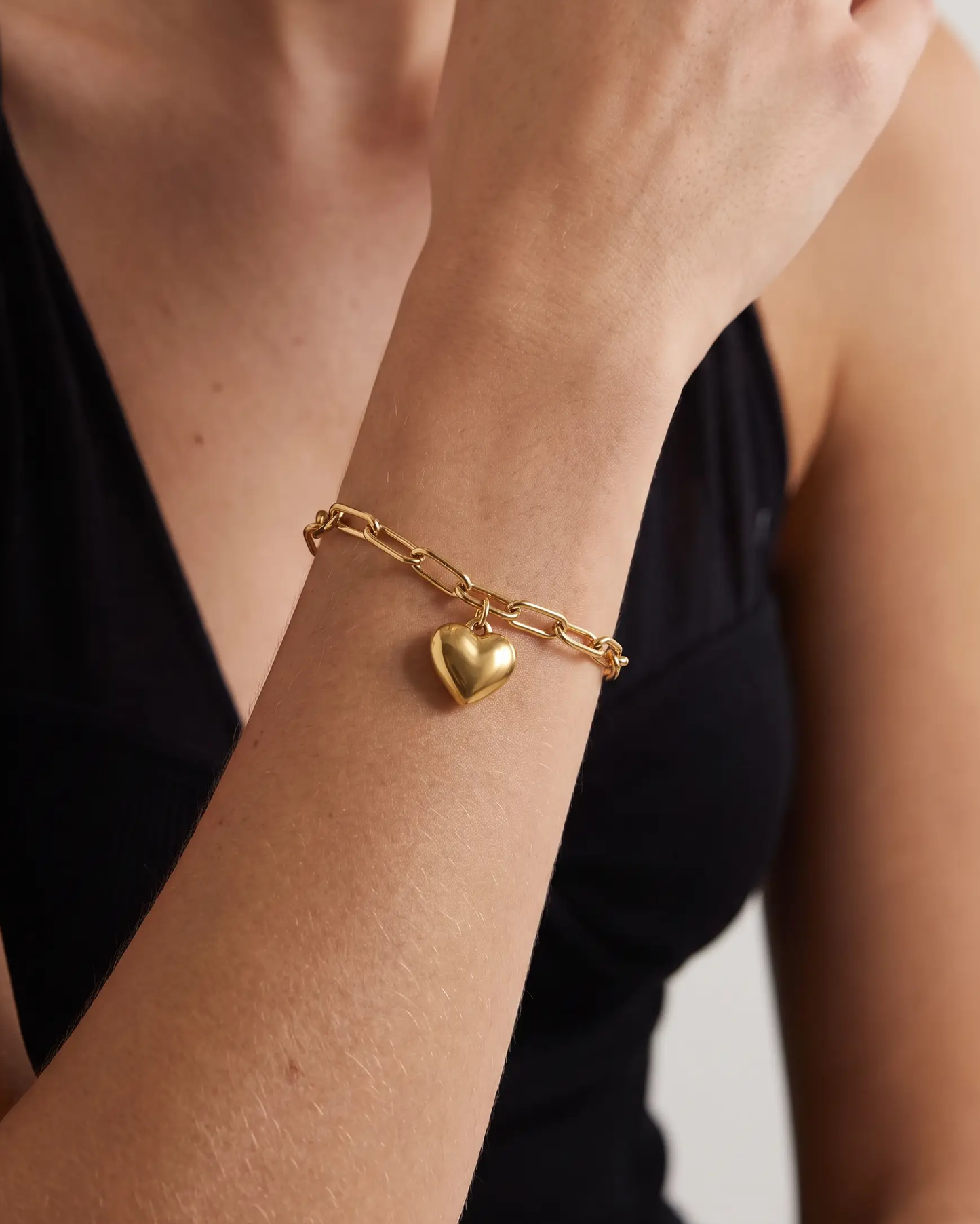 studio-ai bracelet-paperclip-heart-pendant-bracelet_studio1_a1+solo.png