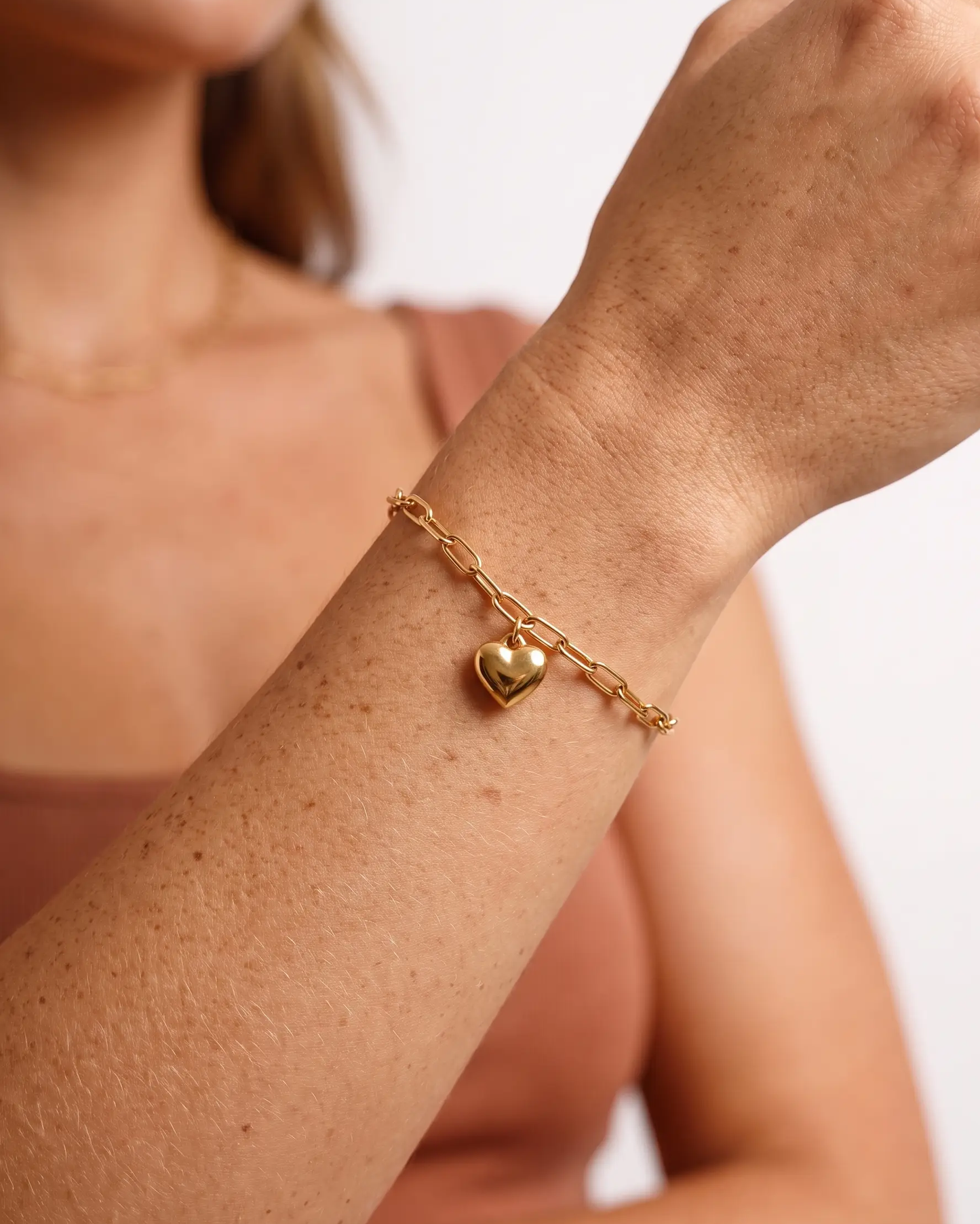 studio-ai bracelet-paperclip-heart-pendant-bracelet_studio2_a1+solo.png