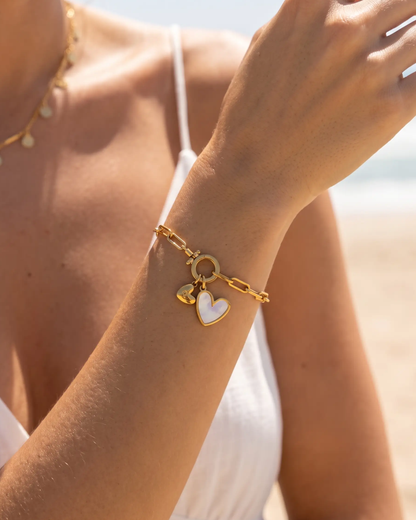 studio-ai bracelet-paperclip-initial-and-heart-bracelet_lifestyle1_a1+solo.png